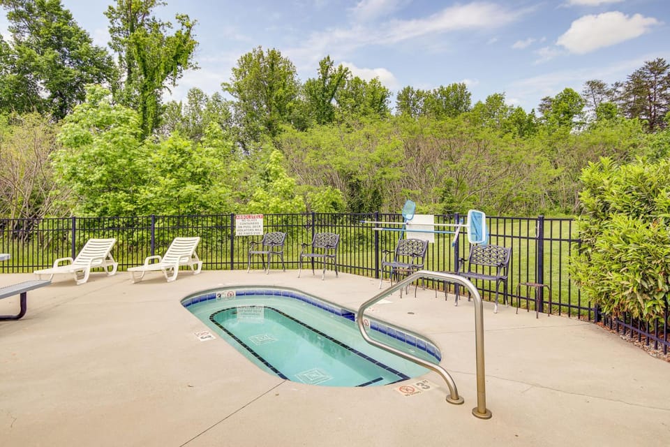 'Mountain Escape' w/ Pool Access in Pigeon Forge! House in Pigeon Forge