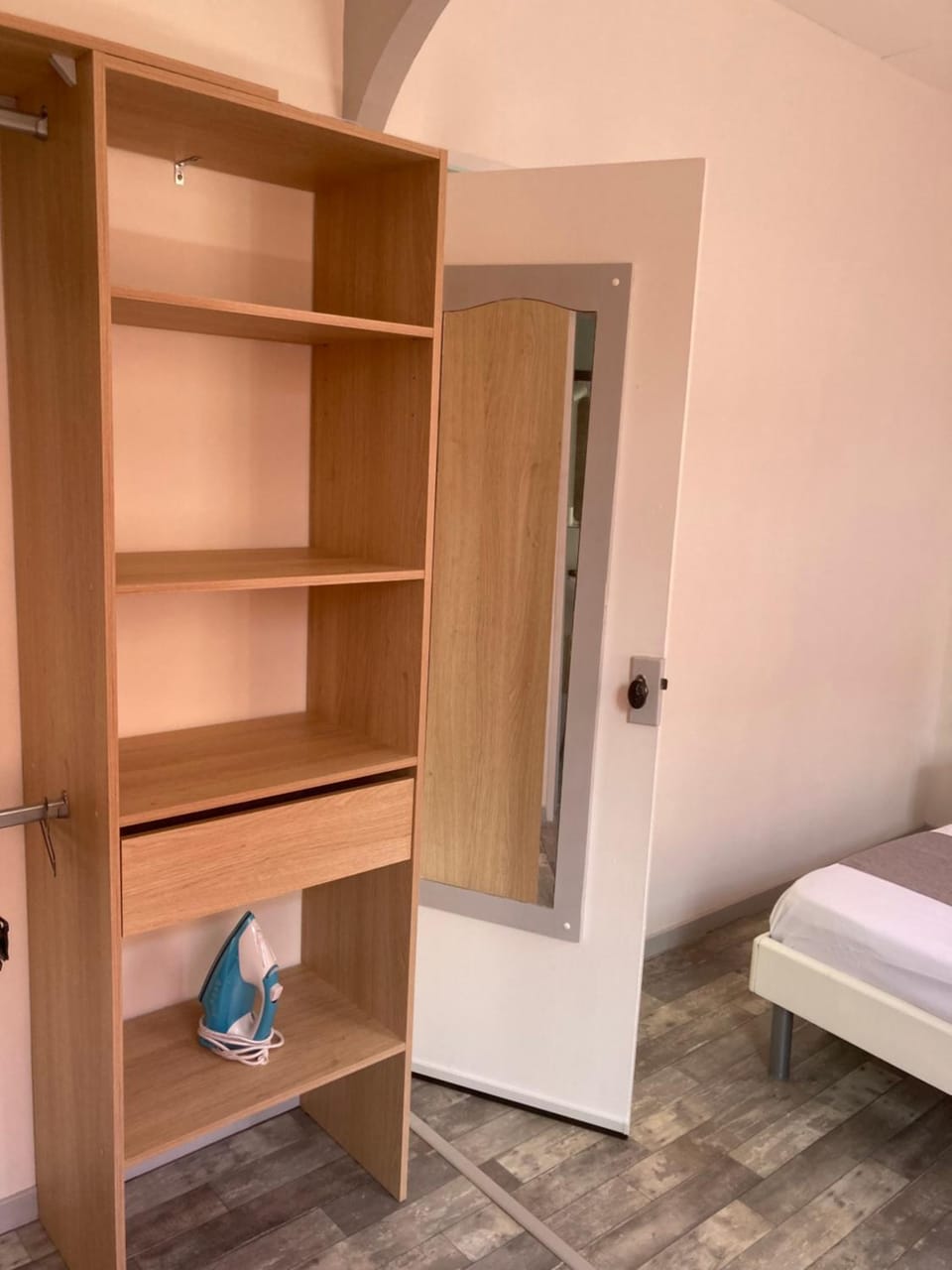 Photo of the whole room, Bedroom, wardrobe
