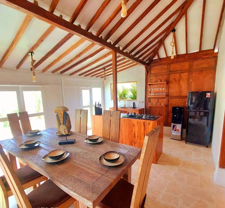 Kitchen or kitchenette, Seating area, Dining area