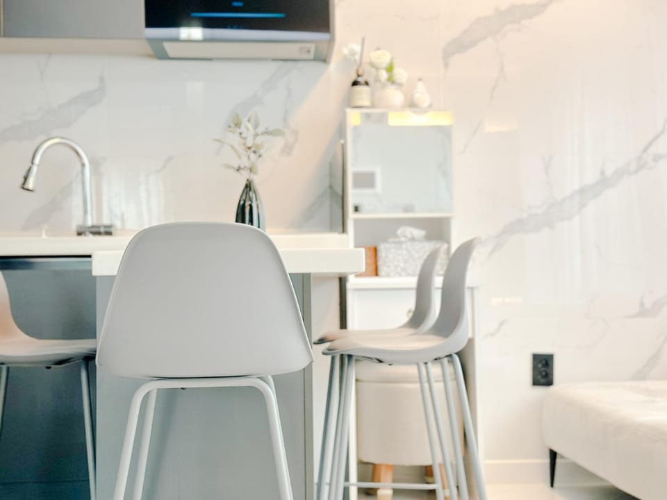 Kitchen or kitchenette, Living room, Seating area, Dining area