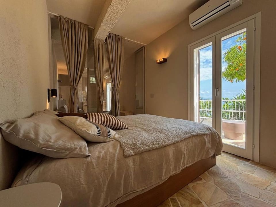 Bed, Photo of the whole room, Bedroom, air conditioner