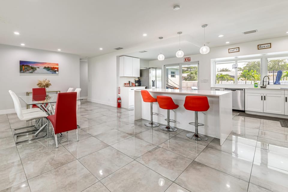Outdoor Oasis, Games: Sleek Home 8 Mi to Hard Rock House in Hollywood