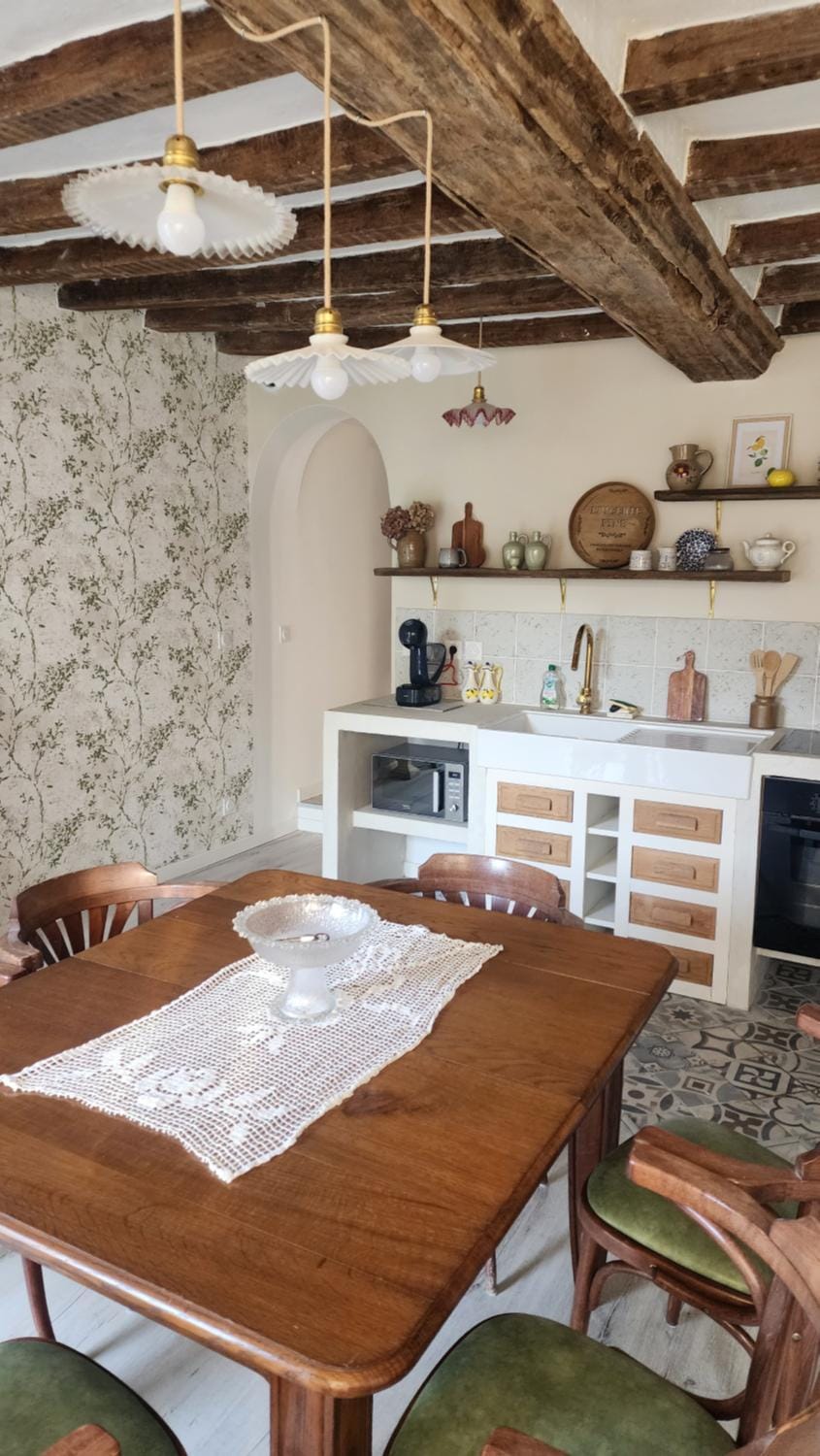 Kitchen or kitchenette, Dining area