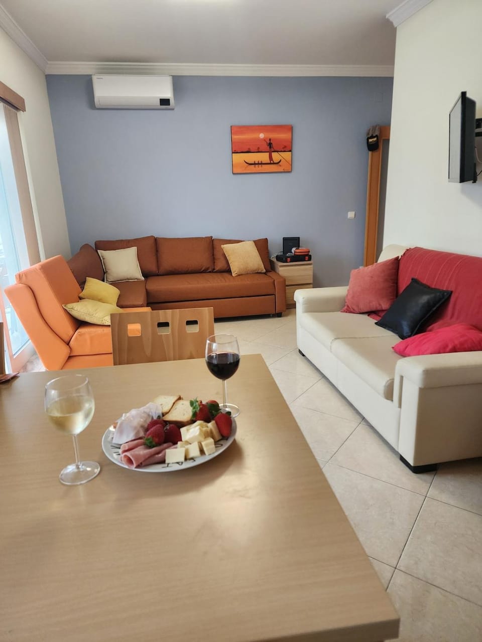 TV and multimedia, Living room, Seating area, Dining area, air conditioner