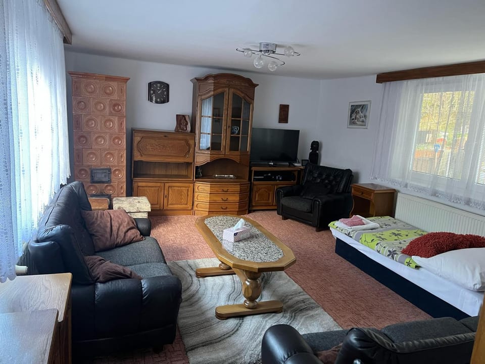 Communal lounge/ TV room, Bed, TV and multimedia, Living room, Seating area