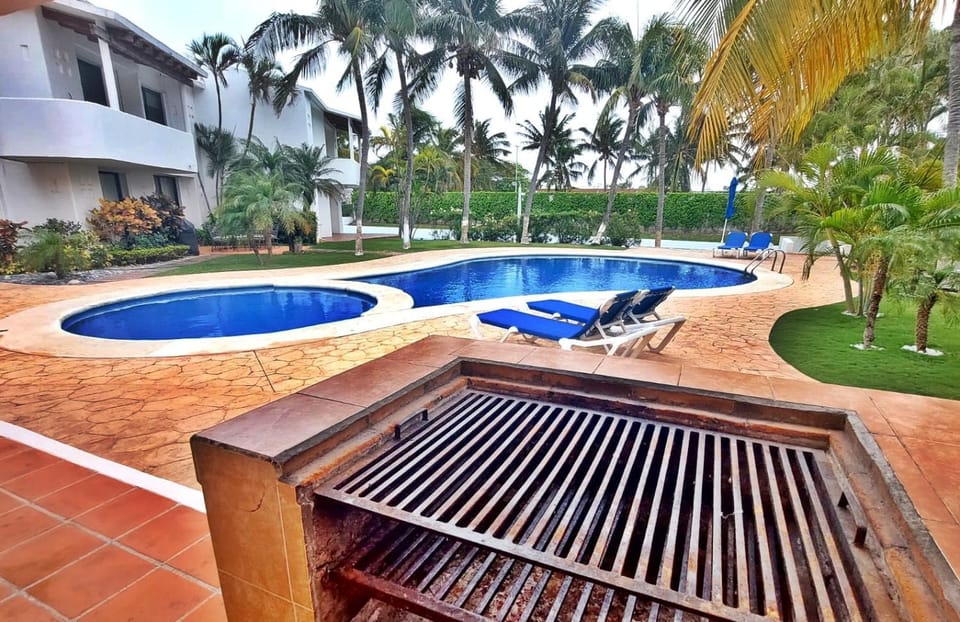 Property building, Patio, Day, BBQ facilities, BBQ facilities, Garden, Garden, Balcony/Terrace, Garden view, Pool view, Swimming pool, Swimming pool, sunbed