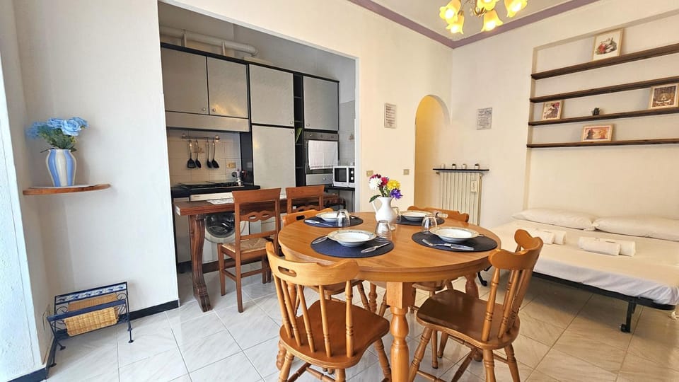 Kitchen or kitchenette, Living room, Seating area, Dining area