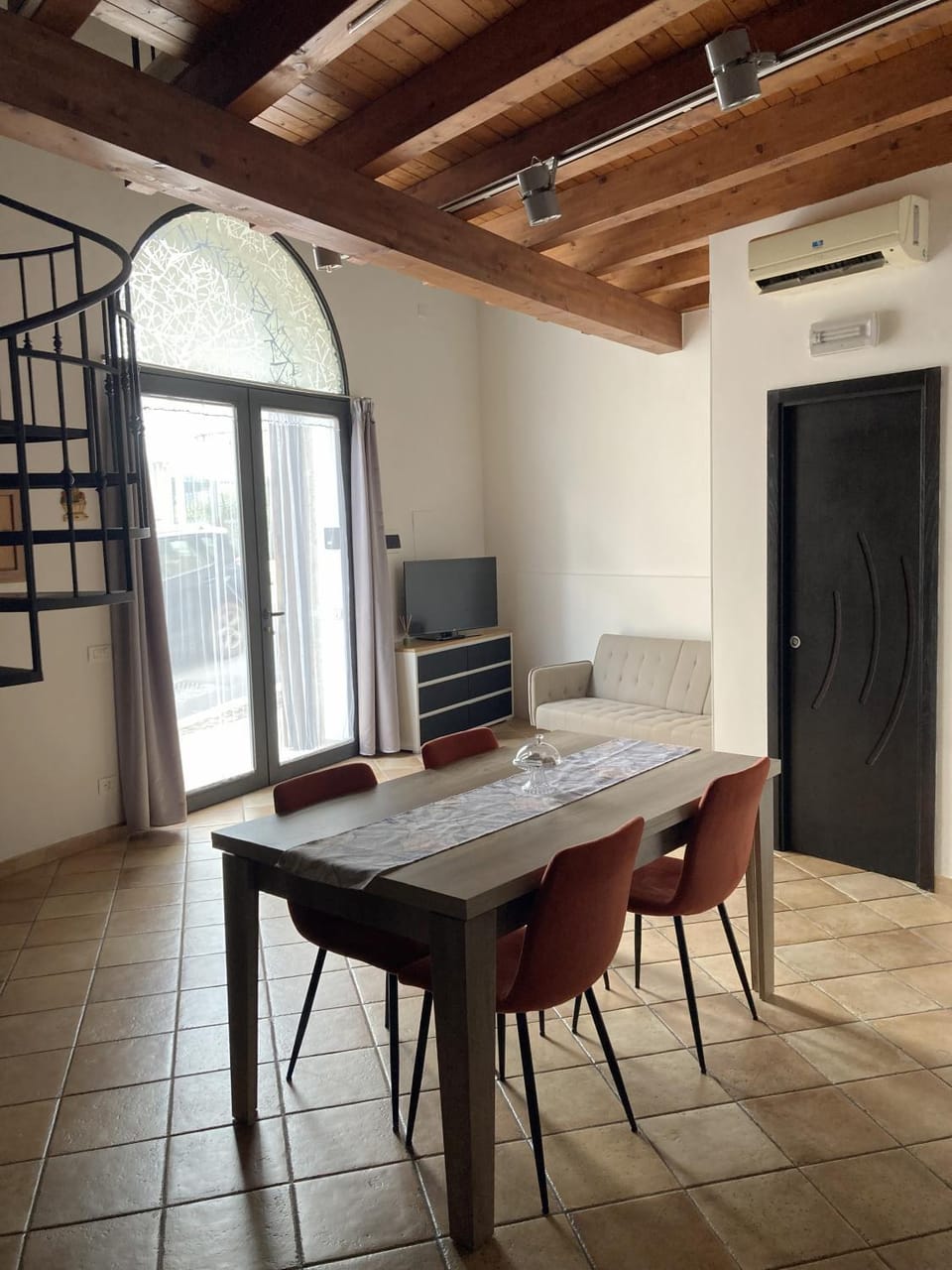 Living room, Seating area, Dining area, air conditioner