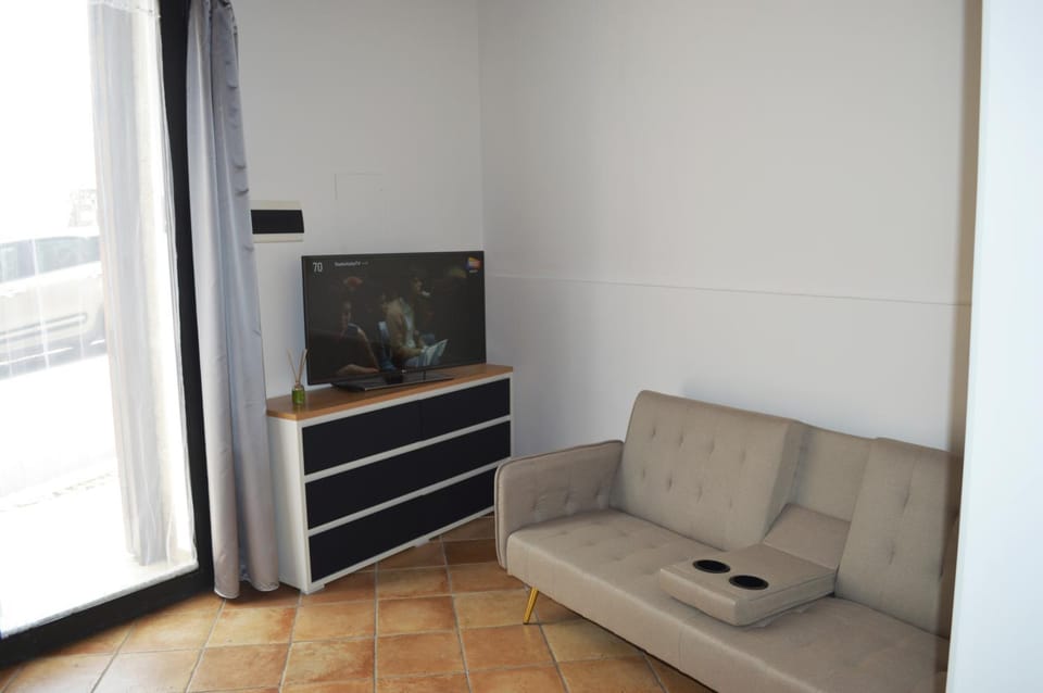 TV and multimedia, Living room, Seating area, Evening entertainment