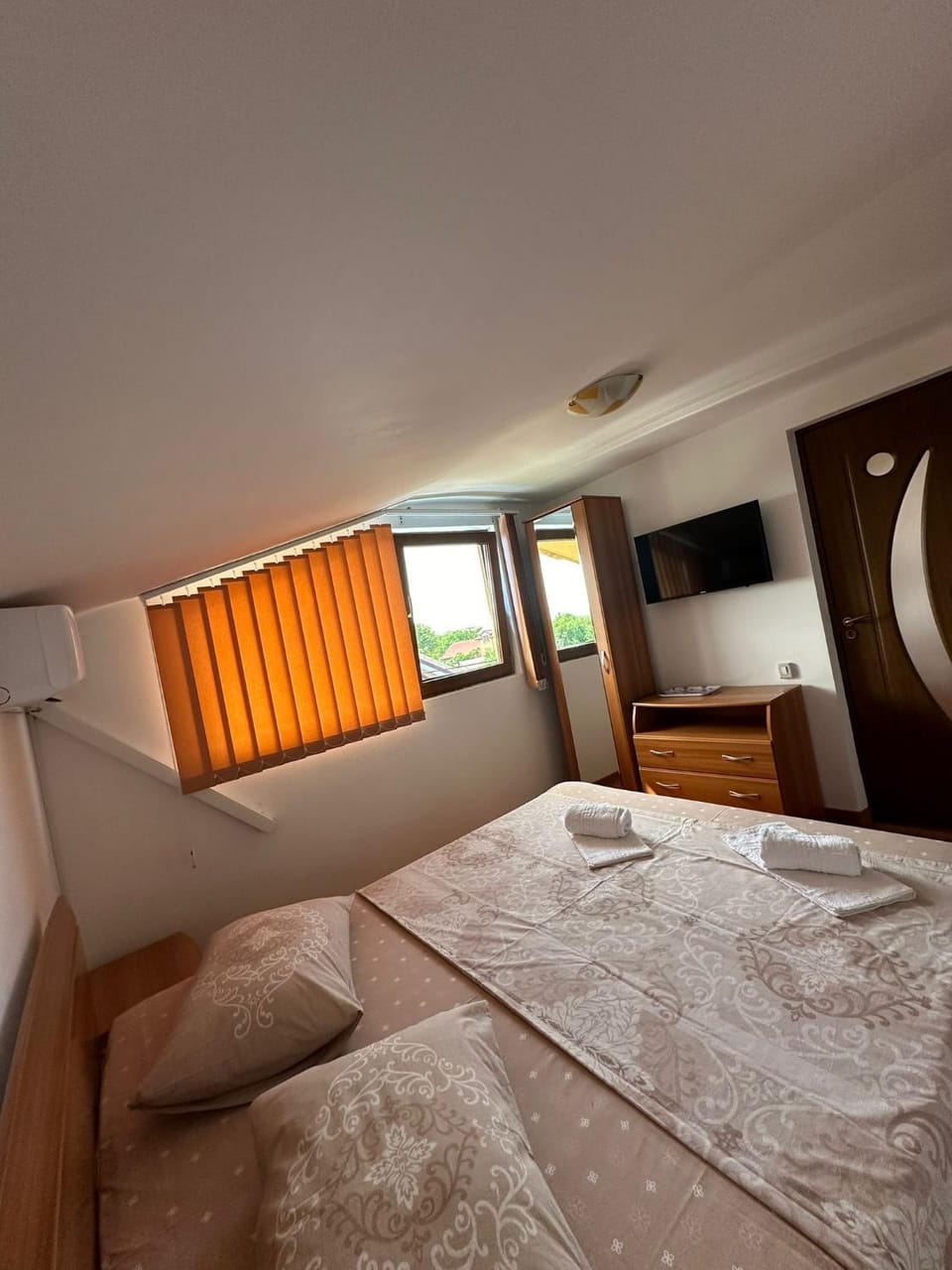 Bed, TV and multimedia, Photo of the whole room, Bedroom