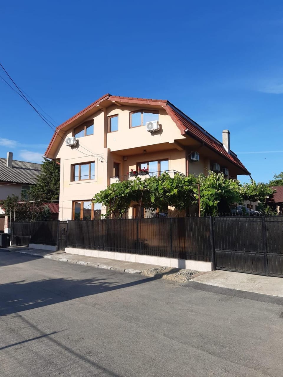 Property building, Day, Street view