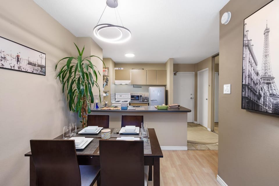 Kitchen or kitchenette, Dining area, oven, stove