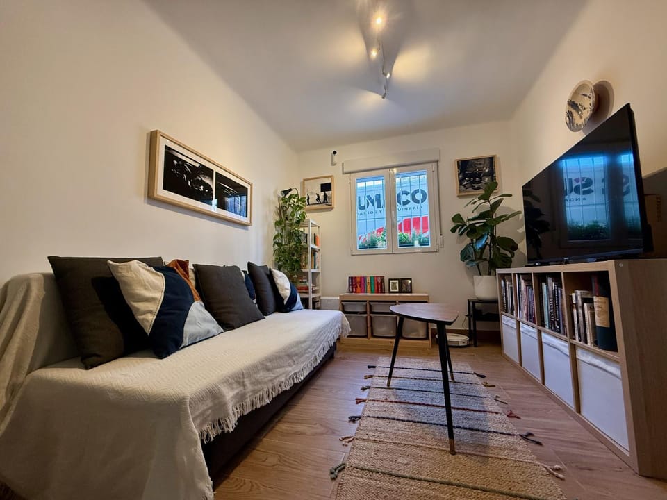 TV and multimedia, Living room, Seating area, Evening entertainment