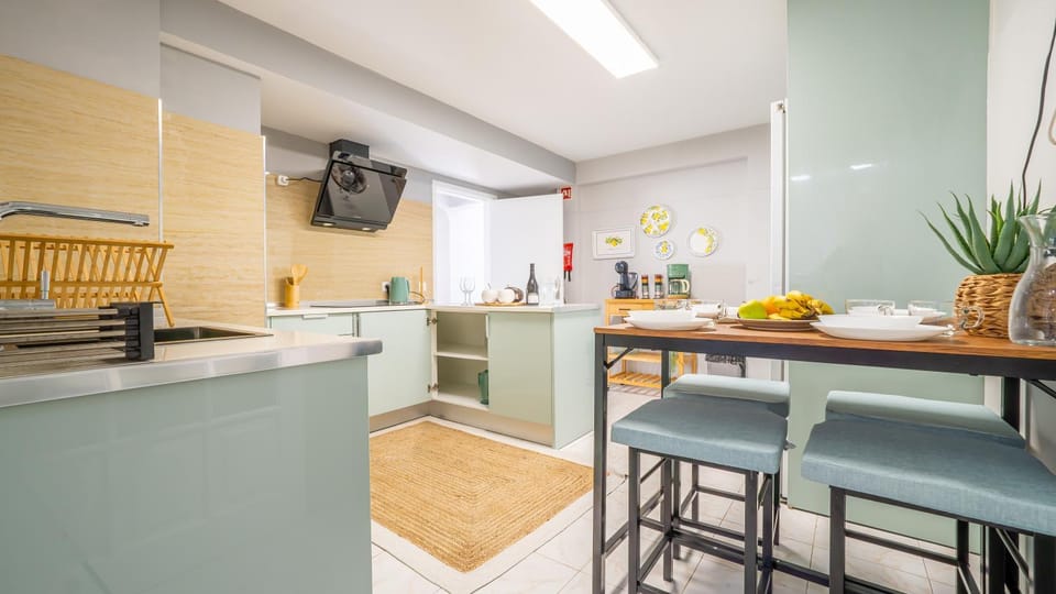 Kitchen or kitchenette, Food and drinks, Dining area, stove