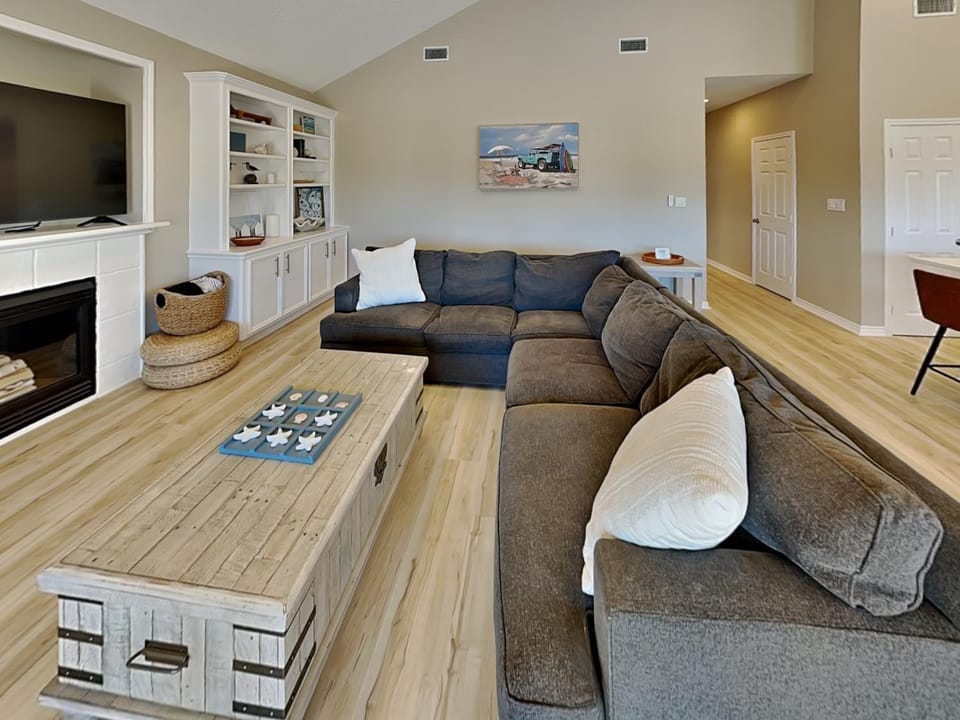 TV and multimedia, Living room, Seating area, fireplace, furniture, air conditioner