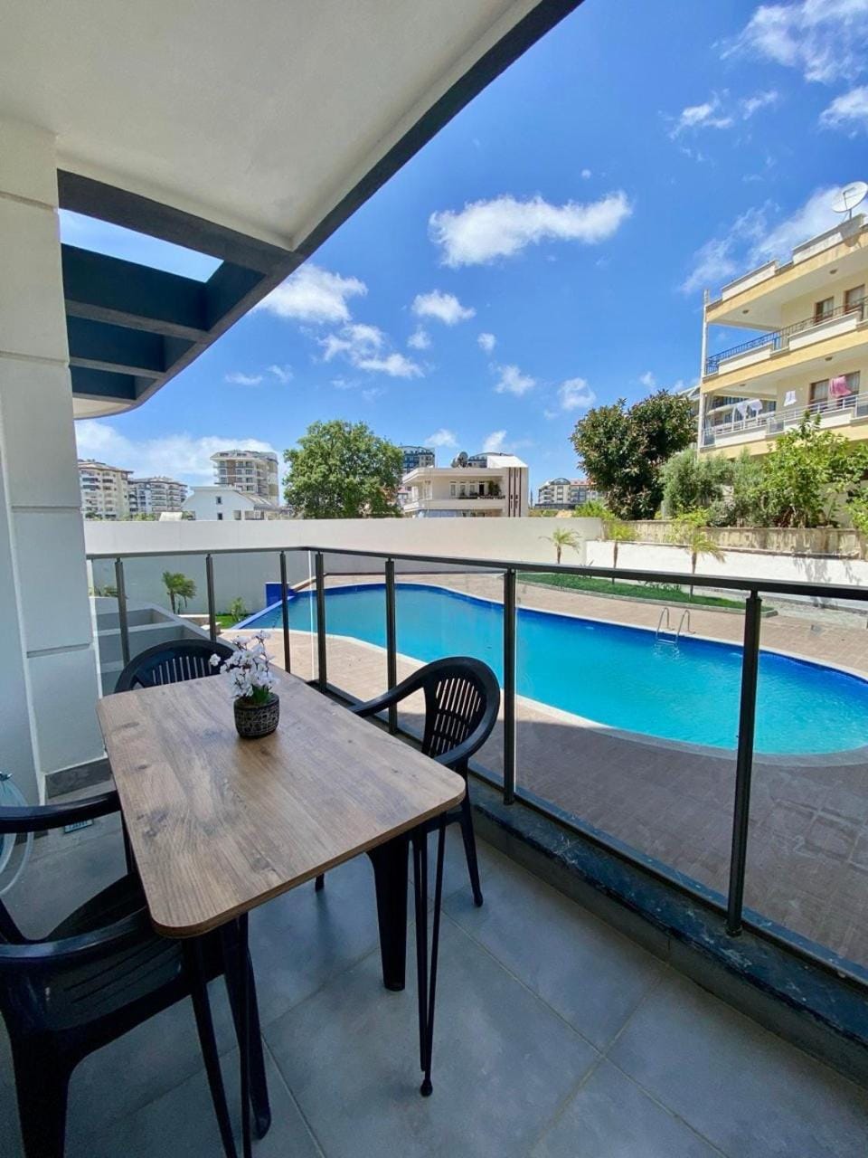Stylish 1BR Flat Pool View & 10 min Walk to Beach Apartment in Alanya