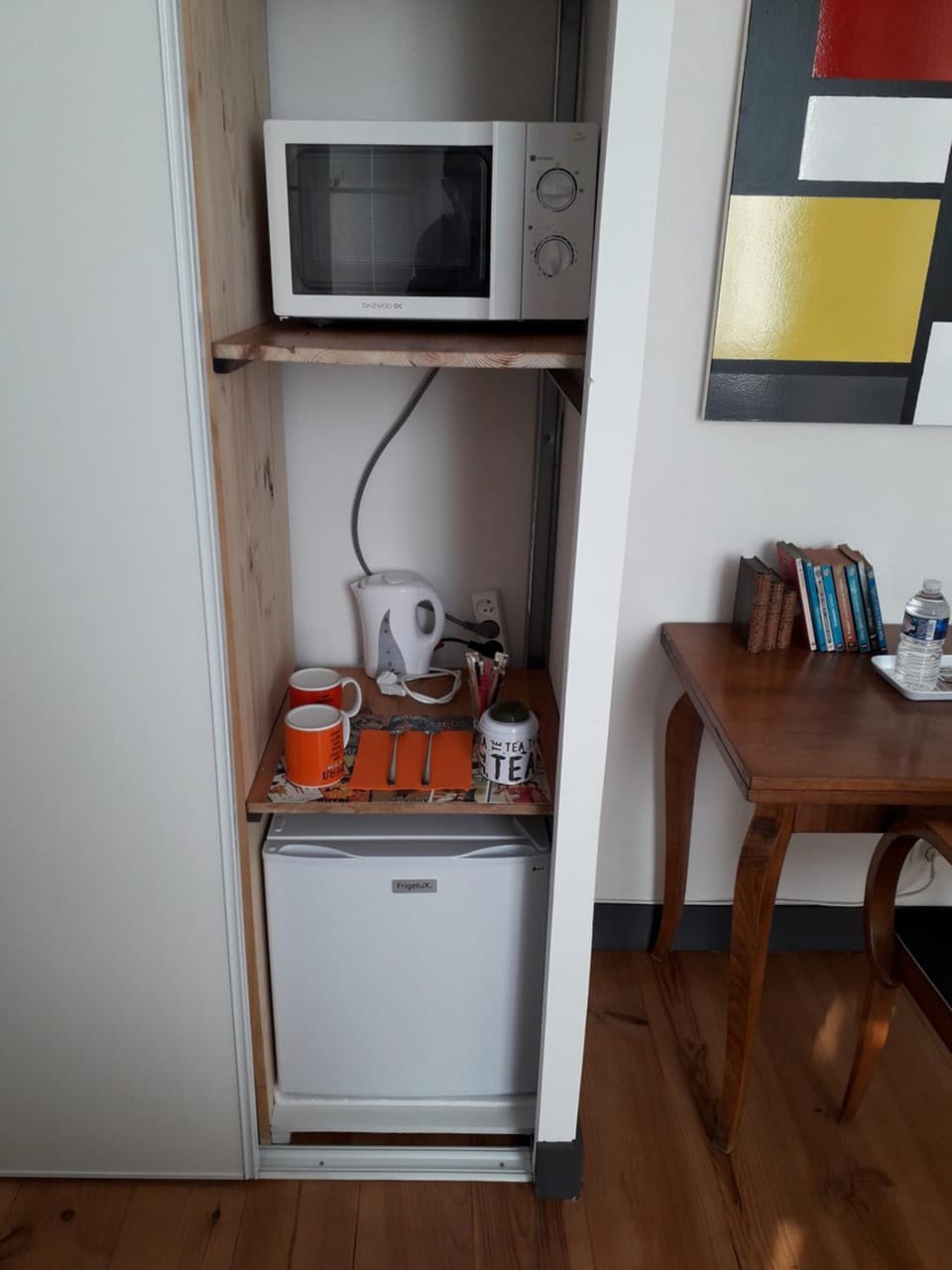 Coffee/tea facilities, oven