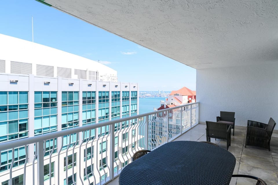 Spacious Penthouse in Brickell 3 BR, Free Parking Apartment in Brickell