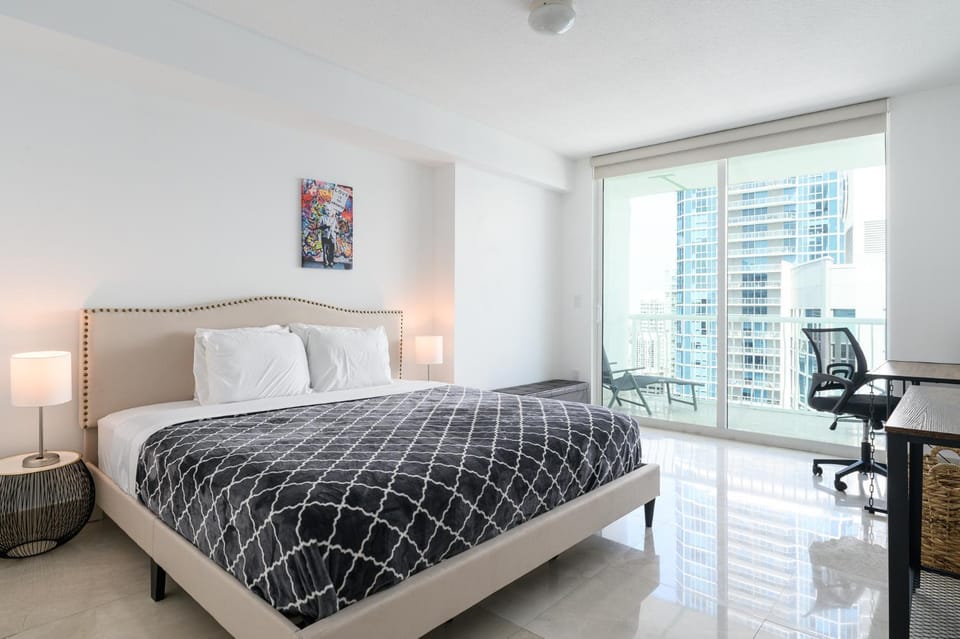 Spacious Penthouse in Brickell 3 BR, Free Parking Apartment in Brickell