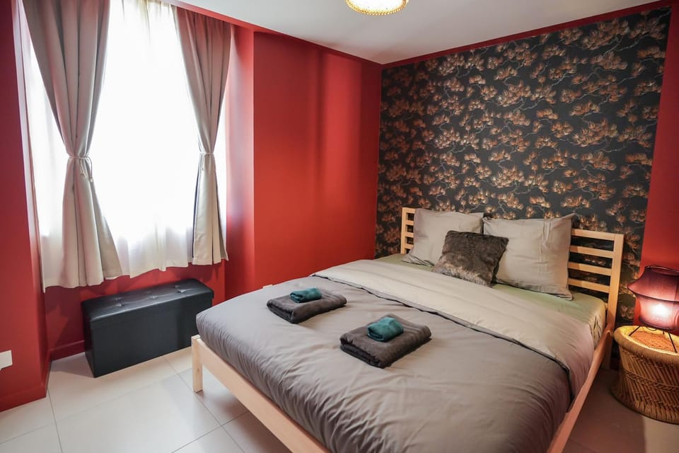 Bed, Photo of the whole room, Bedroom, towels