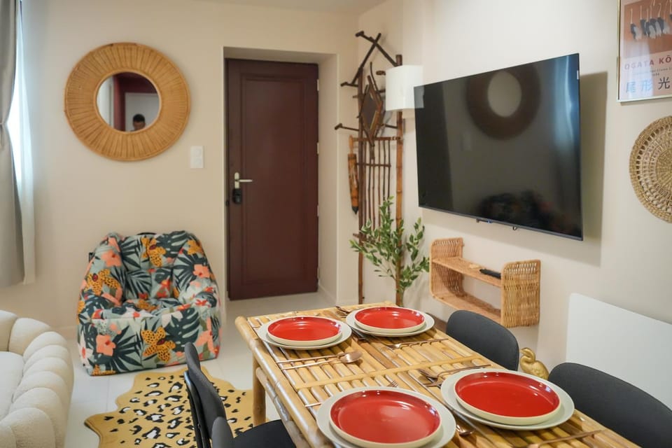 TV and multimedia, Living room, Seating area, Dining area