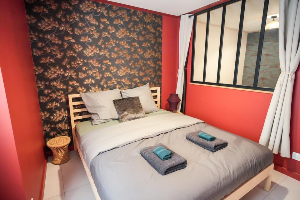 Bed, Photo of the whole room, Bedroom, towels