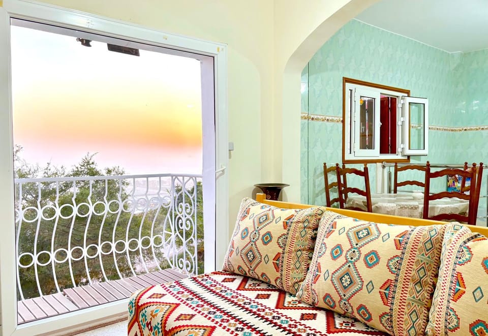 View (from property/room), Balcony/Terrace, Living room, Photo of the whole room, Seating area, Dining area, Sea view
