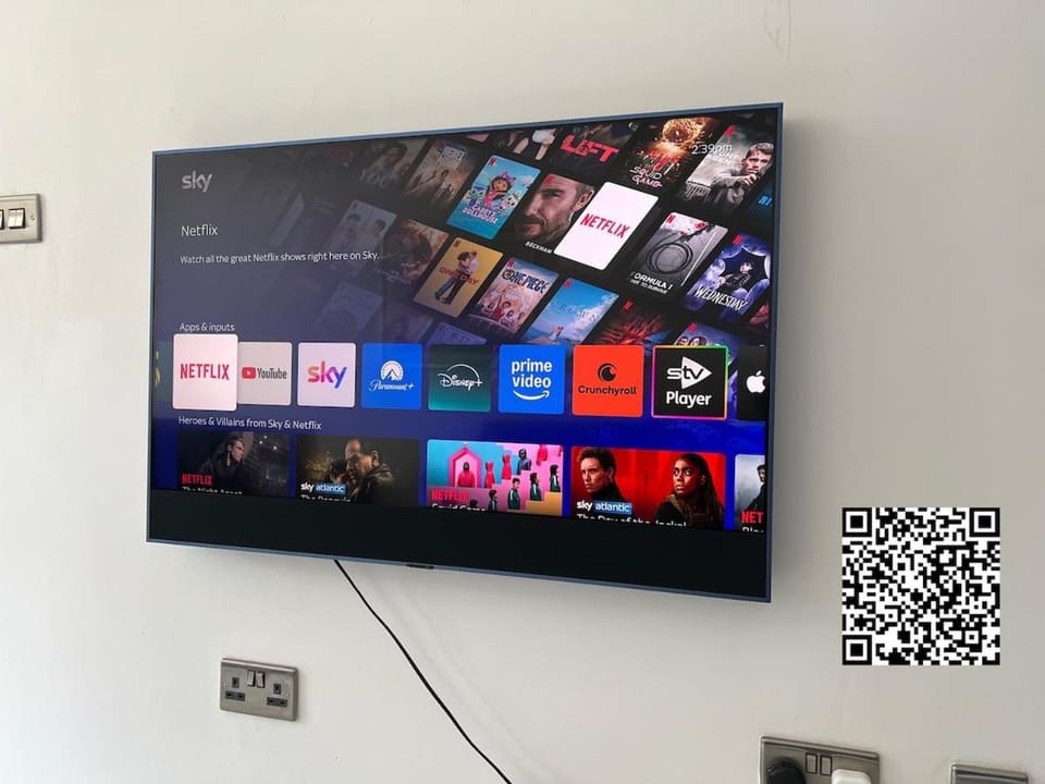 Perfect Contractor house-3 free parking space-EV charging-Secure-Quiet-Modern House in Enfield