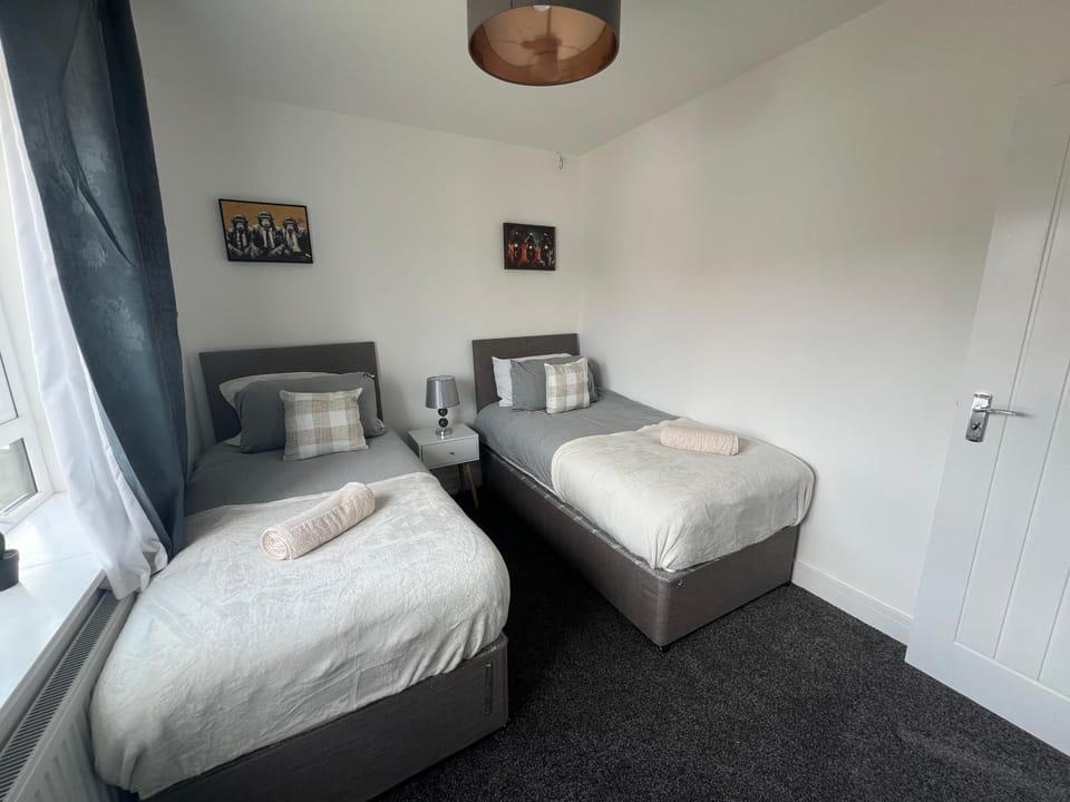 Perfect Contractor house-3 free parking space-EV charging-Secure-Quiet-Modern House in Enfield