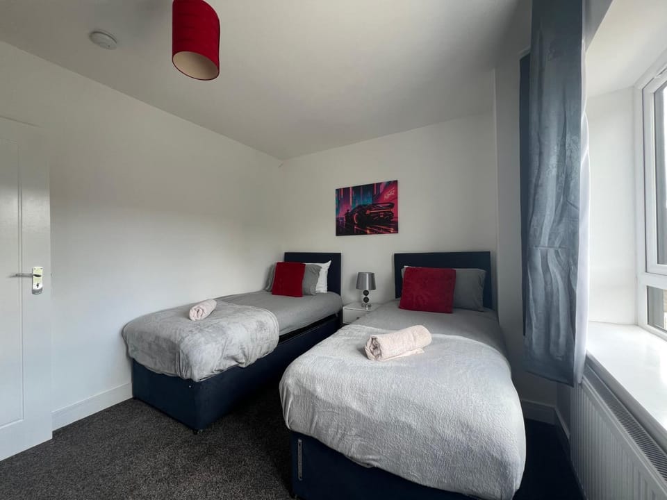 Perfect Contractor house-3 free parking space-EV charging-Secure-Quiet-Modern House in Enfield