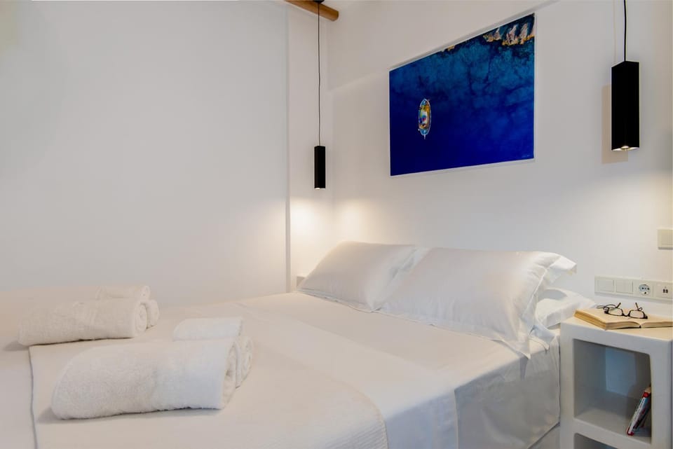 Photo of the whole room, Bedroom, towels