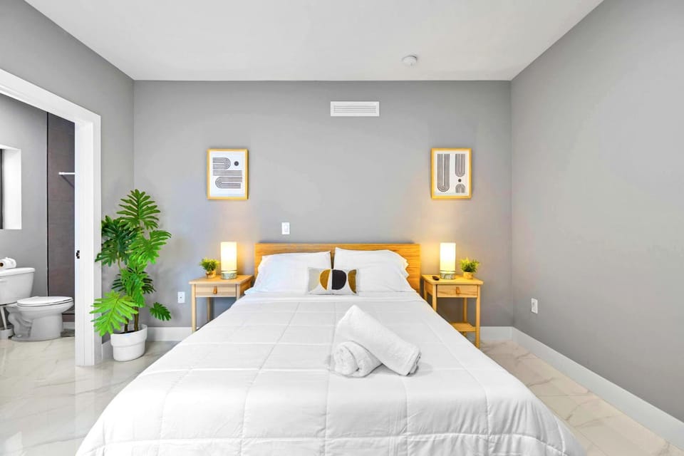 Bed, towels