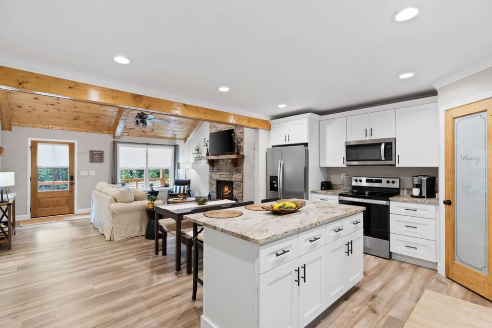 MTN Views-Hot Tub- Games-Dog Friendly House in Georgia