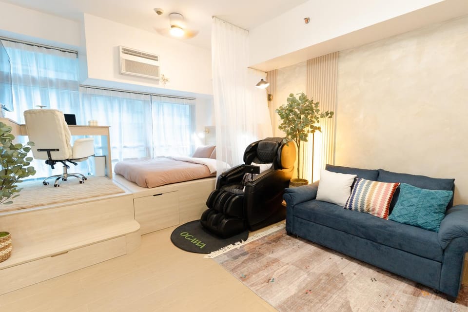 Bed, Living room, Photo of the whole room, Seating area, Bedroom, air conditioner