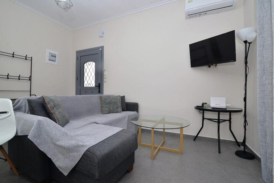 Bed, TV and multimedia, Living room, Seating area, air conditioner