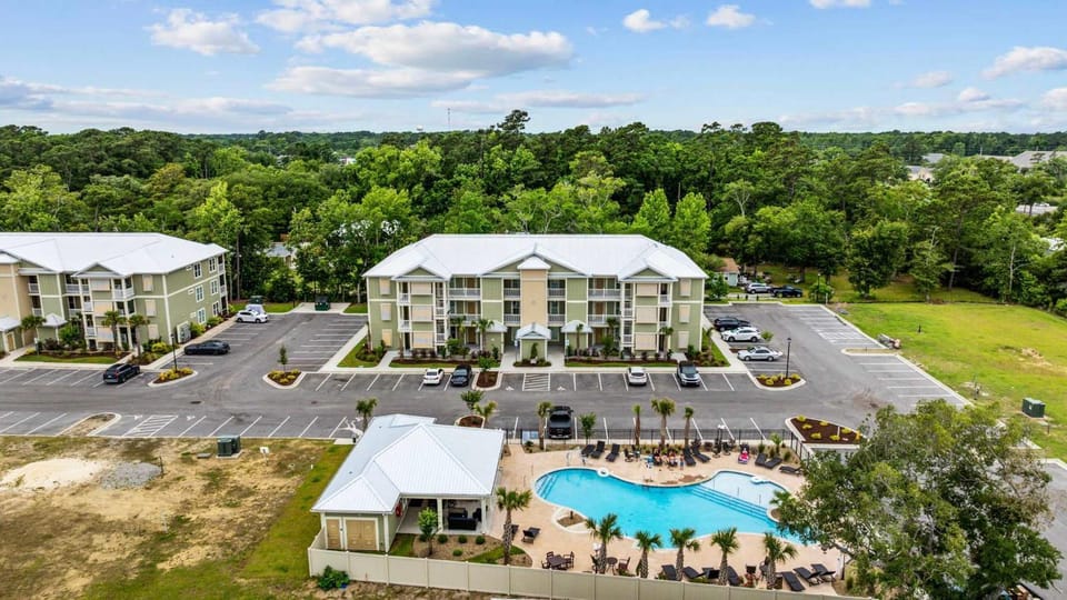 Property building, Bird's eye view, Pool view, Swimming pool, Location, sunbed