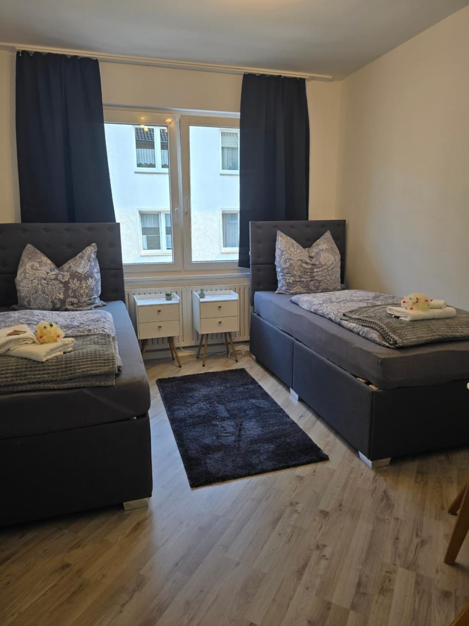 ---Apart in KrCity Balcony--- Apartment in Krefeld