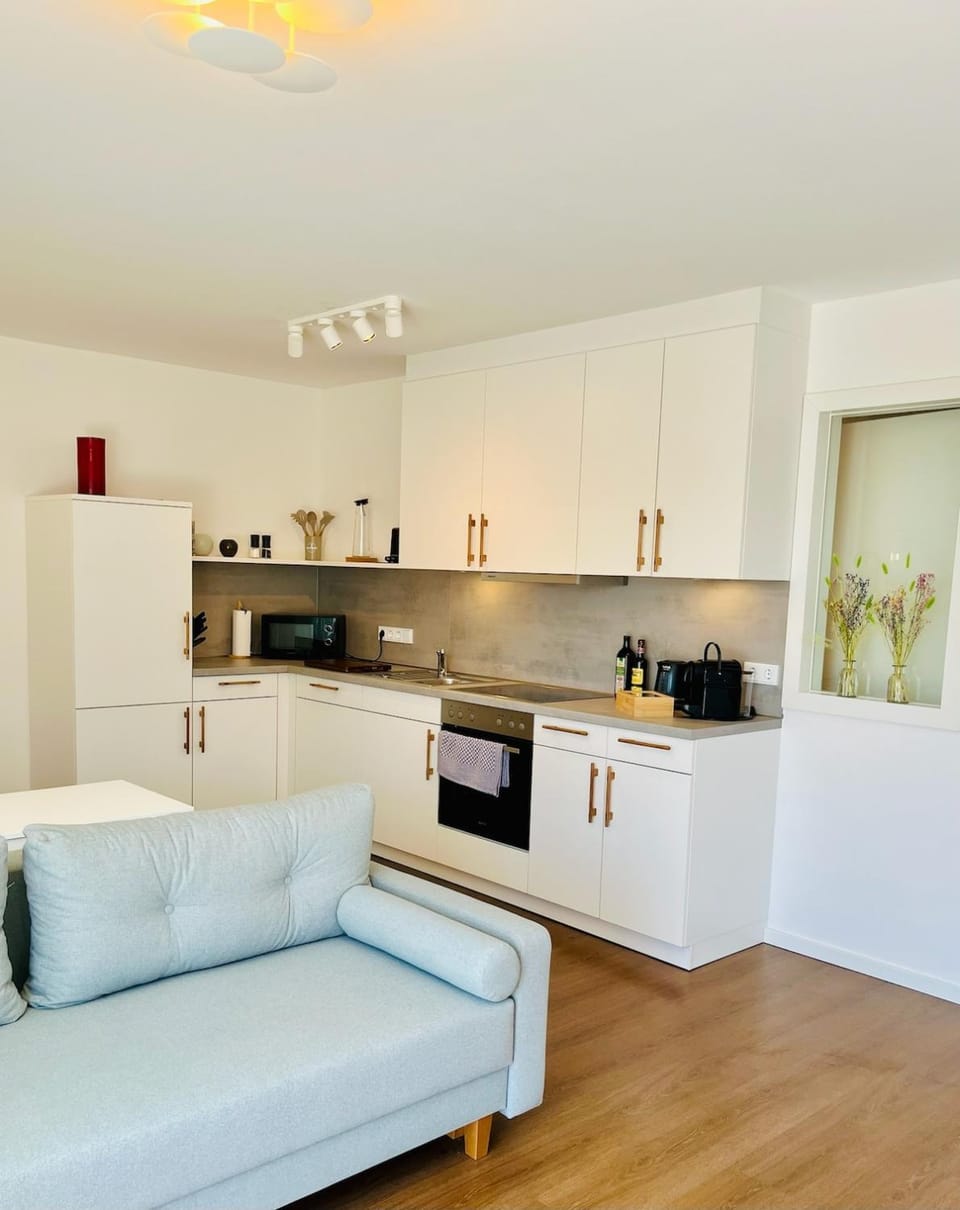 Coffee/tea facilities, Kitchen or kitchenette, oven, stove, toaster, kitchen