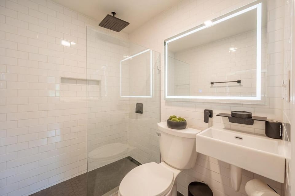 Shower, Toilet, Bathroom, towels