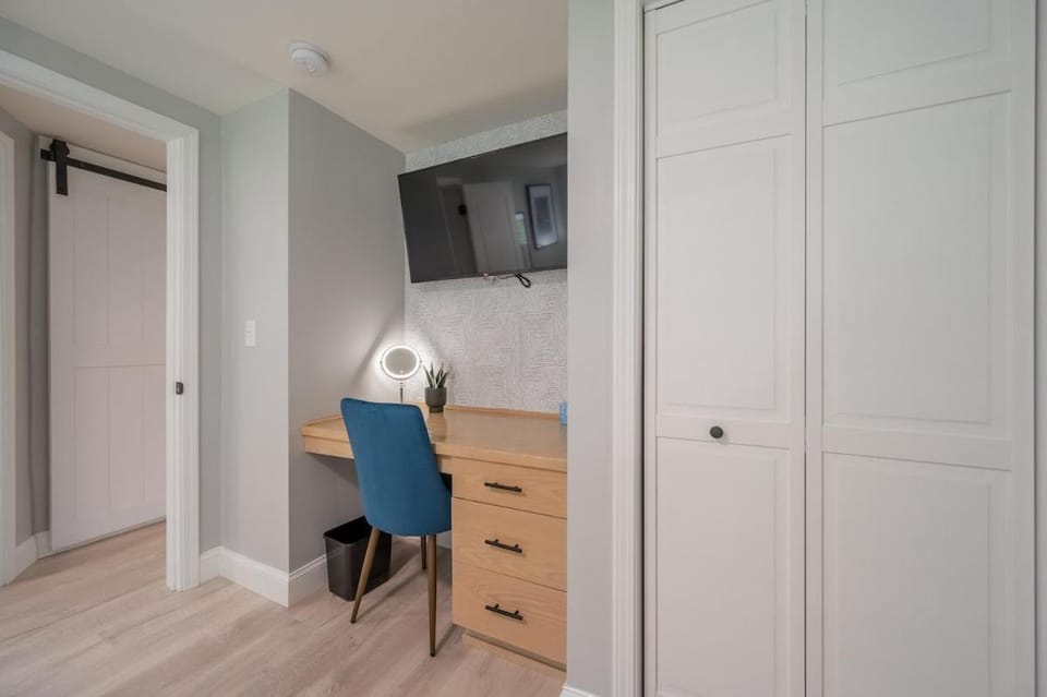 TV and multimedia, Seating area, Bedroom