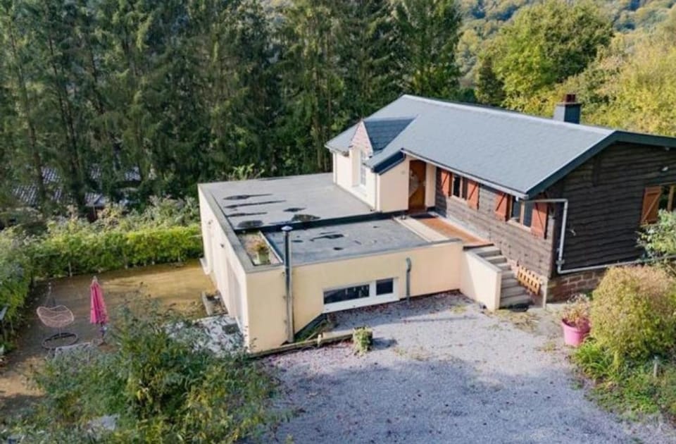 Le Chalet du Promontoire House in Wallonia, Belgium