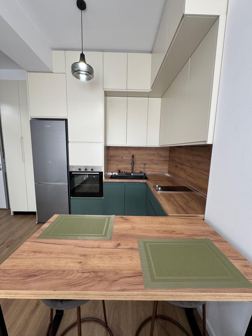 Kitchen or kitchenette, Lounge or bar, minibar
