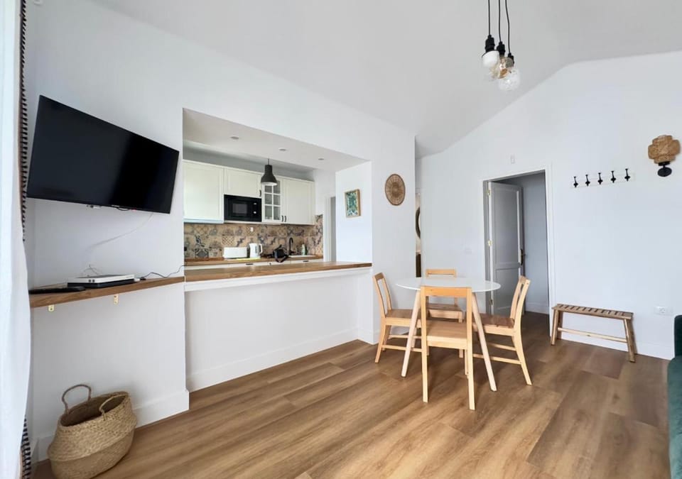 TV and multimedia, Living room, Seating area, Dining area