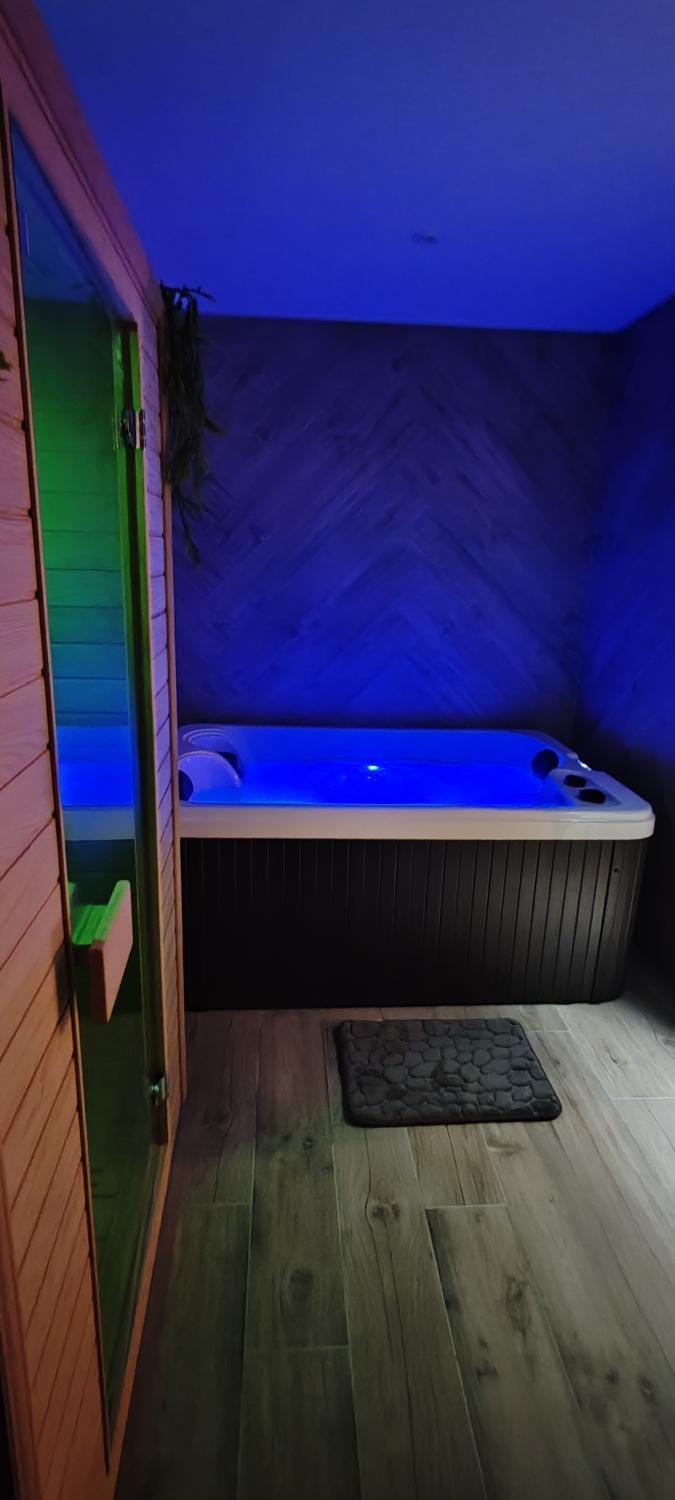 Hot Tub, Sauna