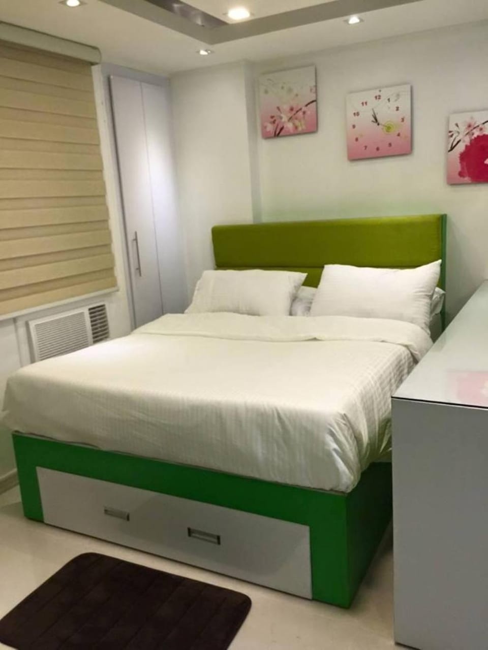 One Palm Tree Condo Apartment in Pasay