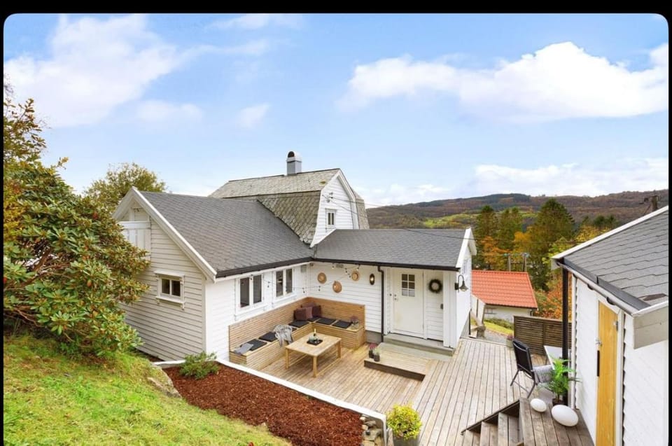 Vestlandsidyll ved sjøen & Bergen House in Vestland