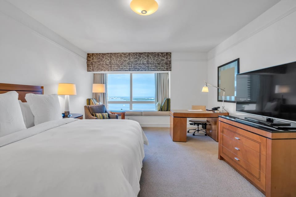 Bed, TV and multimedia, Photo of the whole room, Bedroom, Sea view