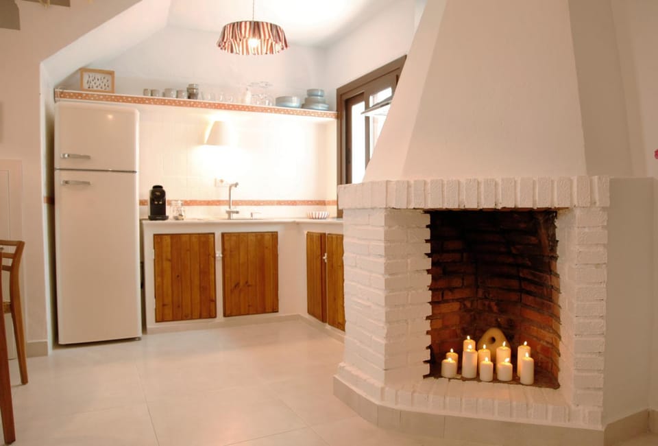 Kitchen or kitchenette, fireplace