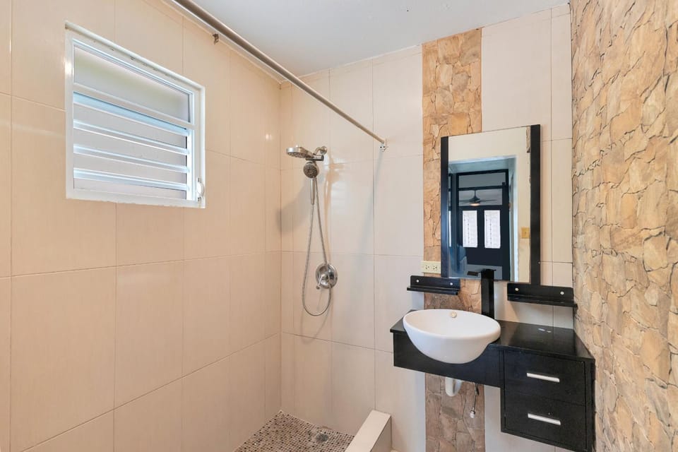 Hacienda M&B Perfect for Groups, with Pool and Spacious Patio House in Vega Baja