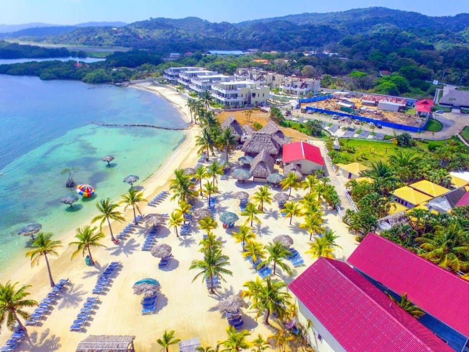 Las Palmas Beach Roatan Hotel in Bay Islands Department